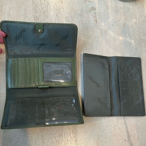 FOSSIL leather flap wallet, Never Used, green leather checkbook wallet - Picture 6 of 6